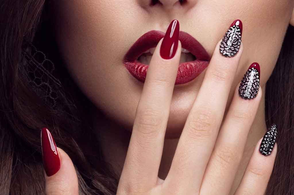 नाखूनों की खूबसूरती के लिए कुछ ऐसे करें देखभाल…. Women take care of all parts of their body. From face massage to manicure, pedicure is an important part of them, but do you know nails can be made beautiful without manicure.