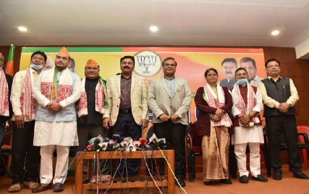 असम में कांग्रेस से निष्कासित दो विधायकों ने थामा भाजपा का दामन