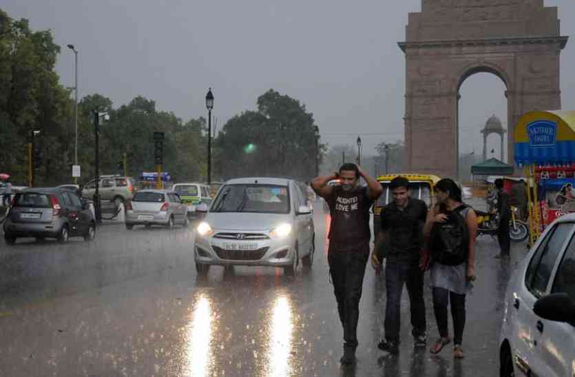दिल्ली-NCR में बदला मौसम का मिजाज, आज सुबह कई इलाकों में हल्की बारिश