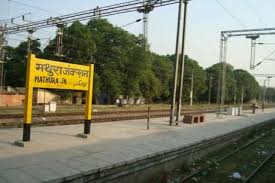 आरपीएफ जवान चलती ट्रेन में चढ़ रहे व्यक्ति की बचाई जान