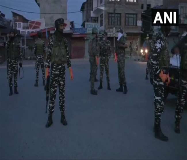 श्रीनगर के होकारसर इलाके में रात से सुरक्षाबलों और आतंकवादियों के बीच मुठभेड़ जारी
