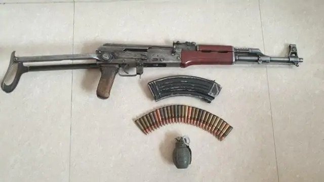 जम्मू-कश्मीर के अवंतीपोरा में सर्च ऑपरेशन के दौरान पकड़े गए अल-बदर के 4 आतंकी
