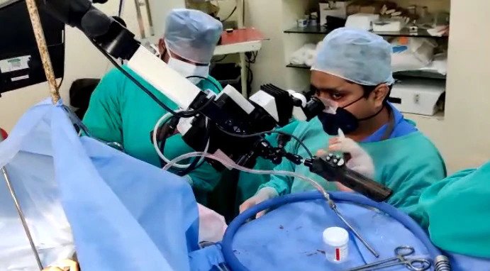 Operation Theater में 9 साल की बच्ची बजाती रही पियानो, डॉक्टरों ने की सफल ब्रेन सर्जरी