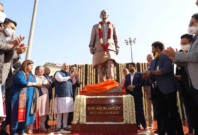 केंद्रीय गृह मंत्री अमित शाह ने अरुण जेटली स्टेडियम में अरुण जेटली की प्रतिमा का किया अनावरण