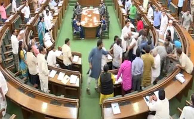 दिल्ली विधानसभा में हंगामा, आप विधायकों ने फाड़ी कृषि कानून की कॉपी