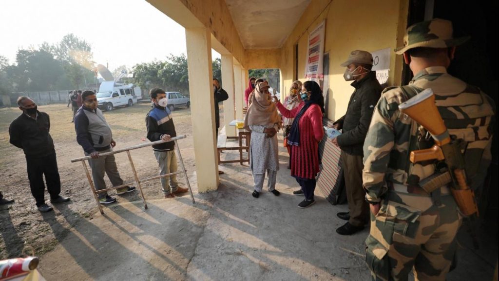 जम्मू-कश्मीर: डीडीसी चुनाव के चौथे चरण का मतदान जारी, 2 घंटे में पड़े 8.16 फीसदी वोट