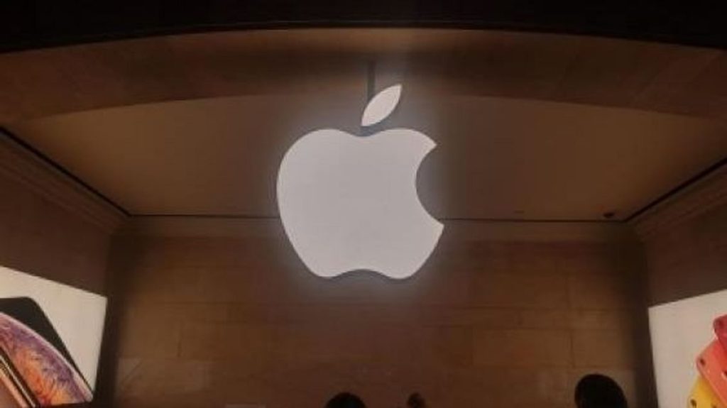 Iphone बनाने वाली फैक्ट्री में कर्मचारियों ने जमकर की तोड़फोड़, वेतन नहीं मिलने से हैं नाराज