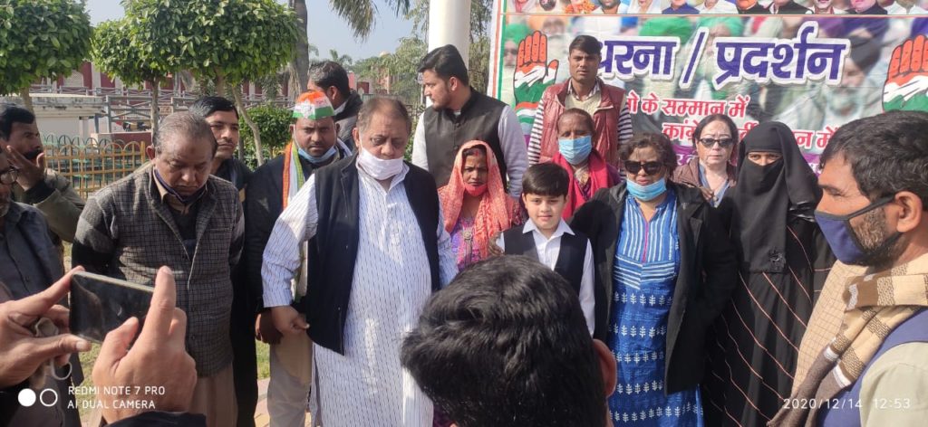 किसानो के समर्थन मे कांग्रेस का विरोध प्रदर्शन कर महामहिम राष्ट्रपति को सम्बोधित ज्ञापन नगर मजिस्ट्रेट रामपुर को सौंपा