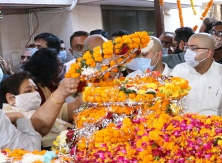 राज्यपाल ने पूर्व मुख्यमंत्री श्री मोतीलाल वोरा के पार्थिव शरीर पर पुष्पचक्र अर्पित कर श्रद्धांजलि दी
