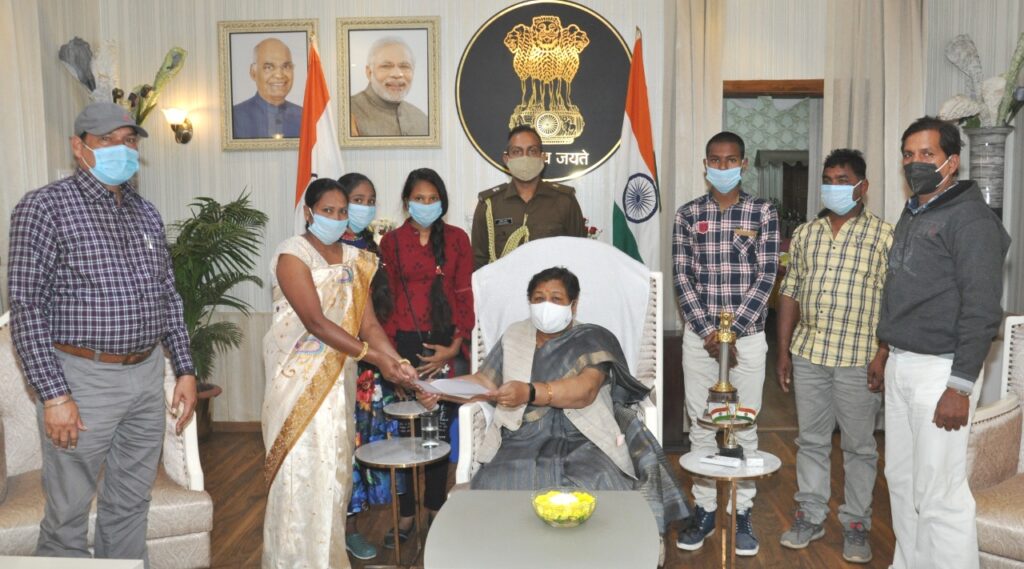 Governor Ms. Anusuiya Uike met the family members of the late Shri Morkhand Patle, security personnel (PSO) posted at Raj Bhavan today.