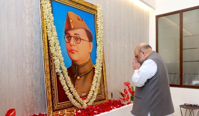 गृह मंत्री अमित शाह ने नेताजी सुभाष चंद्र बोस को दी श्रद्धांजलि Union Home Minister Amit Shah today paid tribute to Netaji Subhash Chandra Bose in Guwahati on the occasion of his 125th birth anniversary.