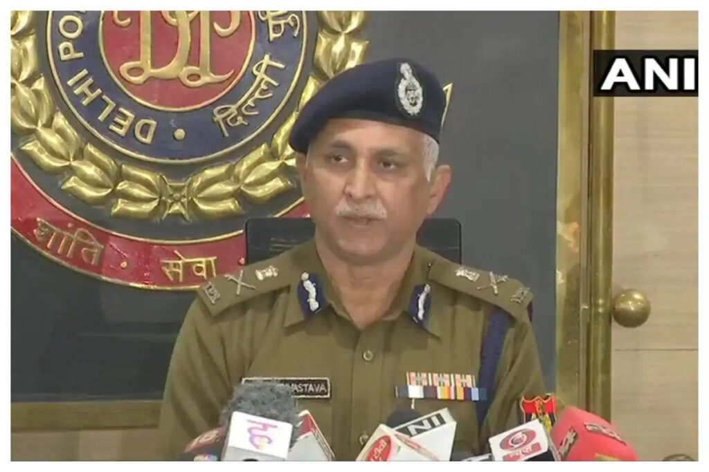गणतंत्र दिवस पर हिंसा के बाद सख्त हुई दिल्ली पुलिस, किसान नेताओं के खिलाफ जारी किया लुकआउट नोटिस The Delhi Police has issued a lookout notice today against the farmer leaders on Thursday, vigorously over the widespread violent incidents