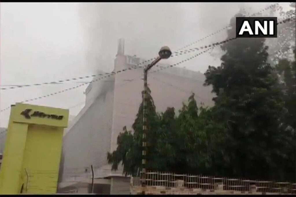दिल्ली के आईटीओ इलाके में लगी आग, आग बुझाने में जुटी दमकल मशीनें A fire broke out in a building in ITO area in the capital Delhi this morning. As soon as the information is received, three fire engines have reached