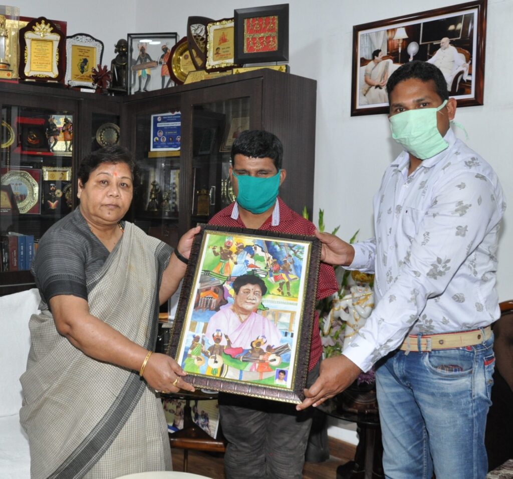 राज्यपाल सुश्री अनुसुईया उइके ने दिव्यांग चित्रकार श्री पाटिल को किया सम्मानित