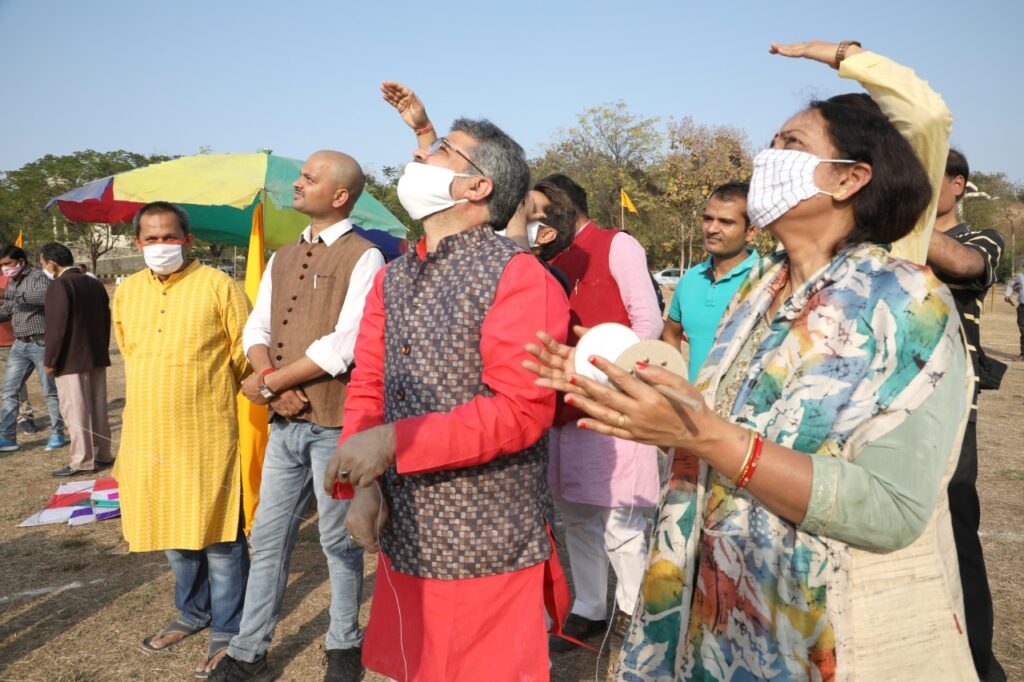 हिंदी विश्वविद्यालय में उत्साह, उमंग के साथ मनाया पतंग महोत्सव