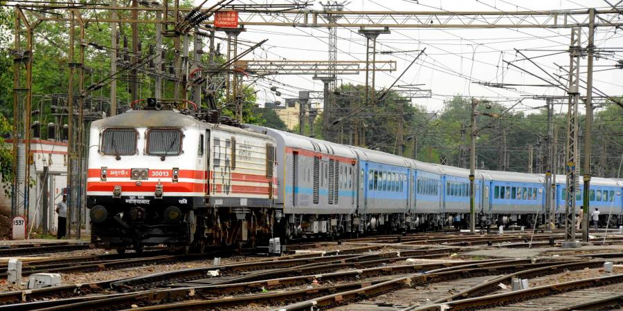 रेलवे ने कैंसिल की कई ट्रेनें, कईयों का बदला रूट
