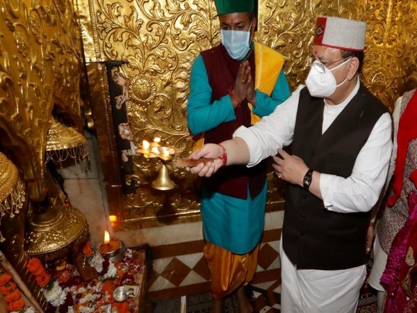 भाजपा अध्यक्ष जेपी नड्डा ने पत्नी मल्लिका नड्डा के साथ मीनाक्षी मंदिर में की पूजा-अर्चना In view of the forthcoming Vidhan Sabha elections, Bharatiya Janata Party national president Jagat Prakash Nadda arrived in Tamil Nadu today along with wife