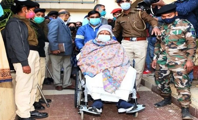 लालू यादव की तबियत हुई खराब, रांची से दिल्ली एम्स में हुए शिफ्ट Lalu Prasad Yadav has been shifted from Ranchi to Delhi AIIMS due to poor health. Lalu Yadav's son Tejashwi Yadav said that Lalu Yadav