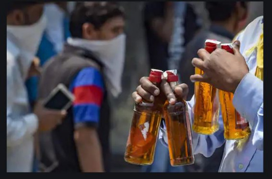 मध्य प्रदेश: मुरैना में जहरीली शराब पीने से 10 लोगों की मौत In Madhya Pradesh's Morena district, 10 people have died due to drinking poisonous liquor and 5 people are undergoing treatment in a hospital.