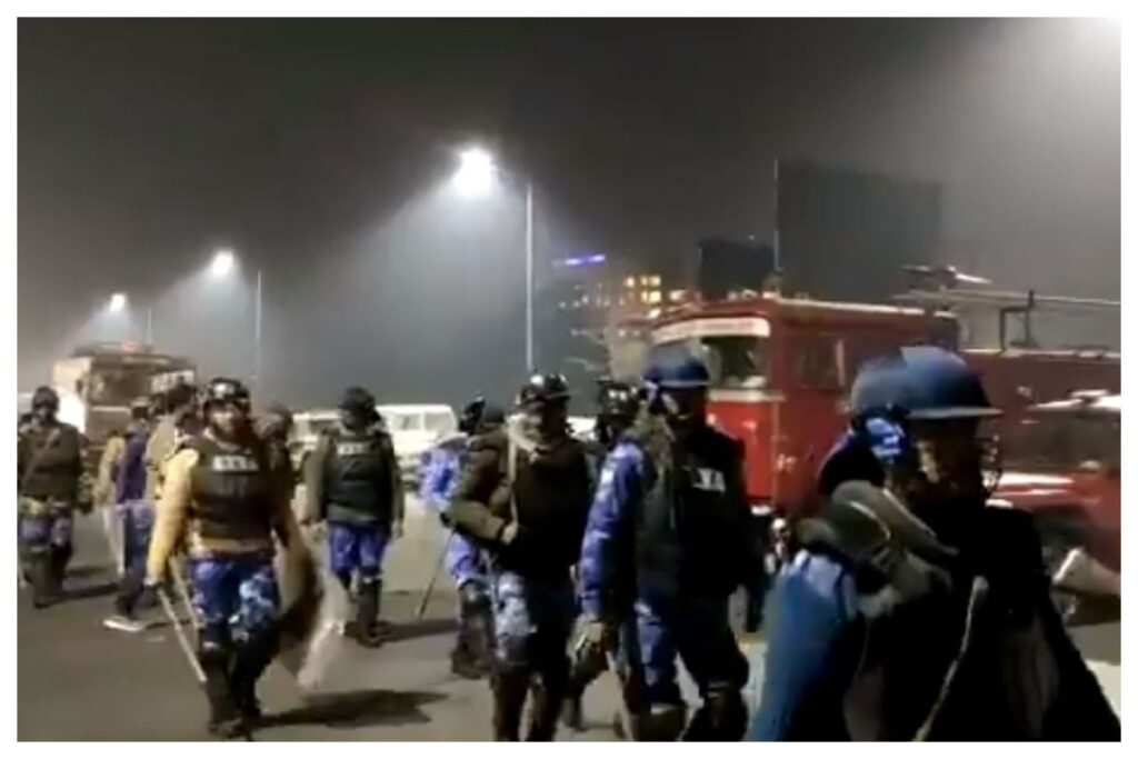 गाजीपुर बार्डर हुआ बंद, धारा 144 लागू सिंघु-टिकरी बॉर्डर पर भारी पुलिस बल तैनात A heavy police force has been deployed along the border in Delhi Ghazipur. On one hand, the administration has asked the farmers to end the agitation,