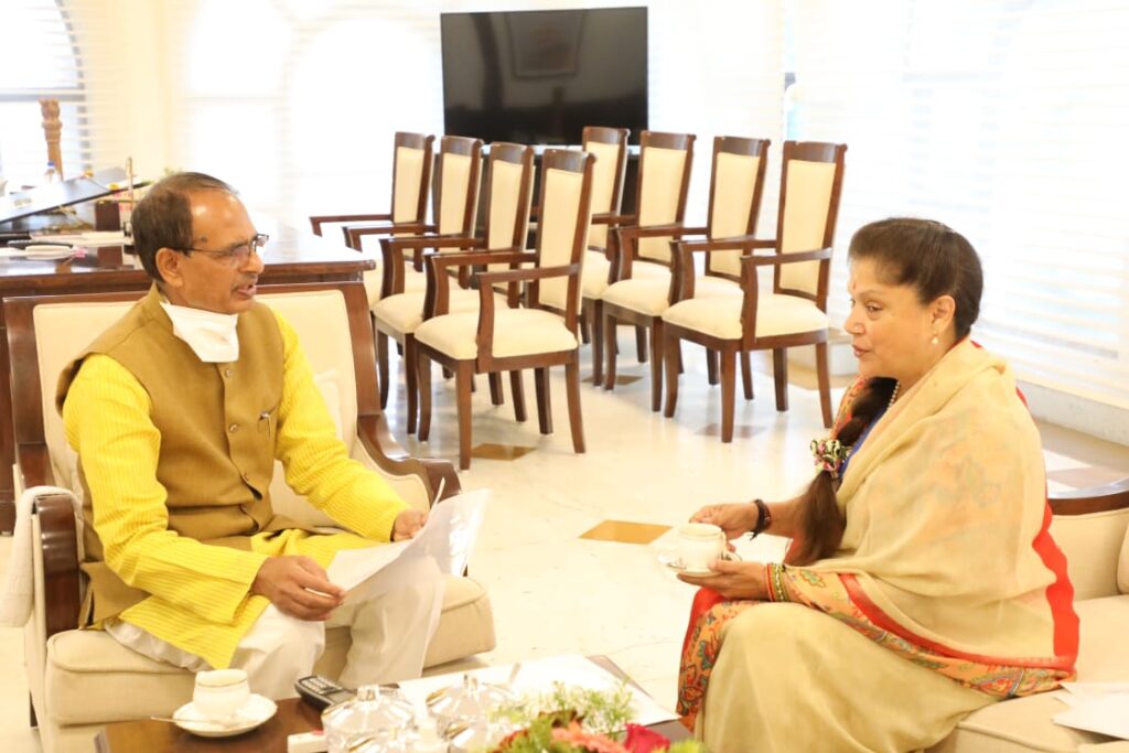 मुख्यमंत्री श्री शिवराज सिंह चौहान ने आज मंत्रियों से चाय पर जन कल्याणकारी योजनाओं को लेकर की चर्चा