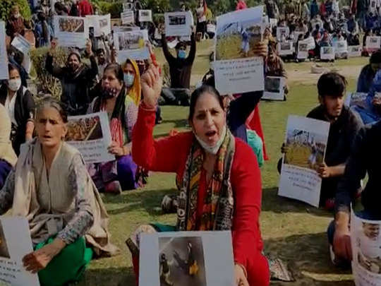उपद्रवियों के खिलाफ कार्रवाई की मांग को लेकर शहीदी पार्क में घायल पुलिसकर्मियों के परिजन कर रहे प्रदर्शन The family members of Delhi Police demand that no action has been taken against the accused of violence so far. Explain that Delhi Police employees