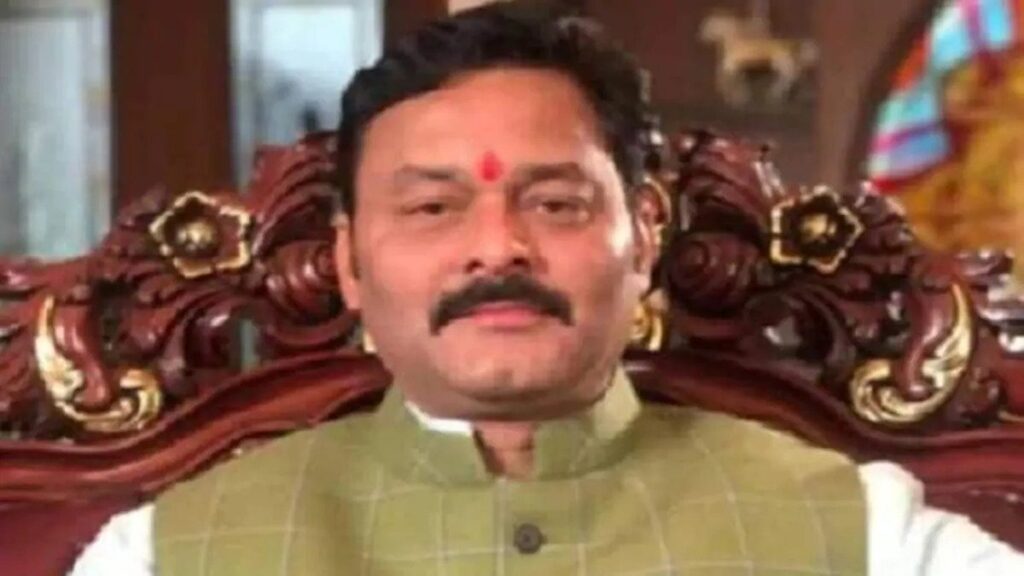 अयोध्या में श्री राम मंदिर निर्माण के लिए पूर्व मंत्री एवं विधायक संजय सत्येंद्र पाठक जी ने अर्पण की सबसे बड़ी समर्पण निधि MLA Sanjay Pathak has given the biggest dedication fund from Madhya Pradesh for the construction of Shri Ram Temple in Ayodhya. RSS of Mahakaushal province