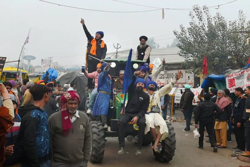 गणतंत्र दिवस पर किसानों की ट्रैक्टर रैली को मिली मंजूरी, ड्रोन से रखी जाएगी निगरानी Farmers, who have been continuously opposing the farmers' movement, have got the Tractor Rally approved by the Delhi Police on 26th January