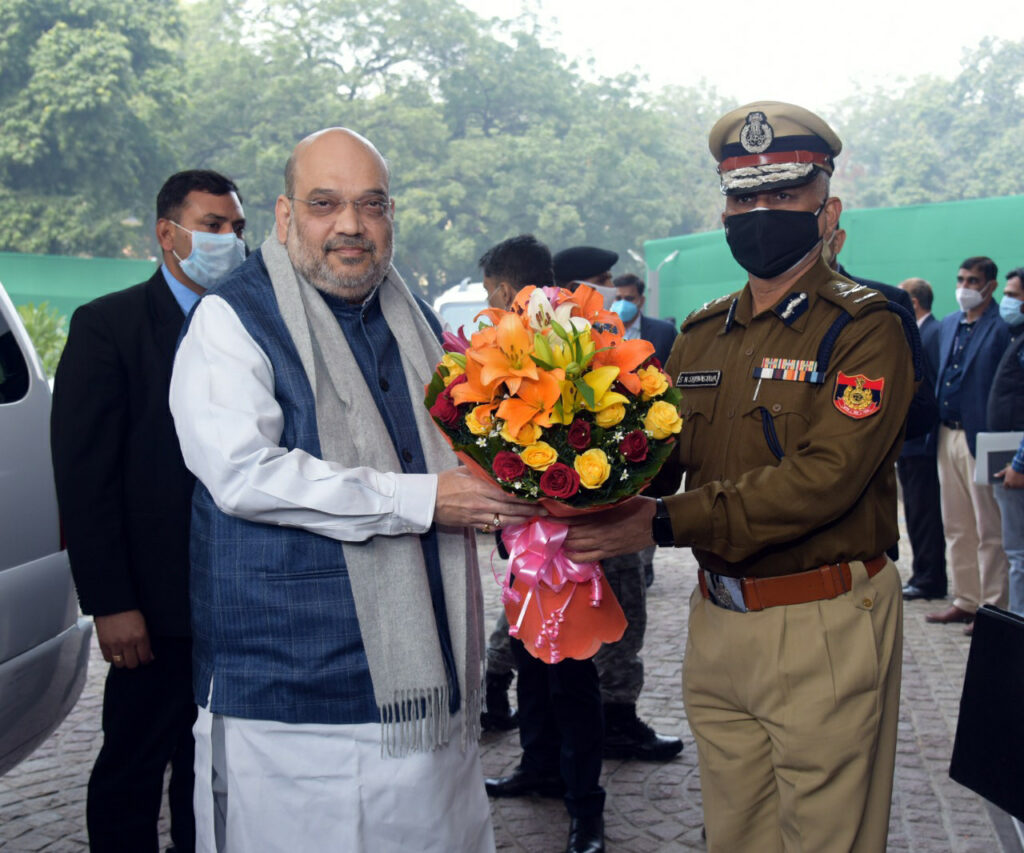 गृहमंत्री अमित शाह ने पुलिस मुख्यालय में कमिश्नर के सामने ही नियमों की धज्जियां उड़़ाई