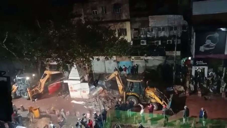 दिल्ली के चांदनी चौक में हनुमान मंदिर तोड़ने पर विवाद, आपस में भिड़े आप औऱ भाजपा के कार्यकर्ता