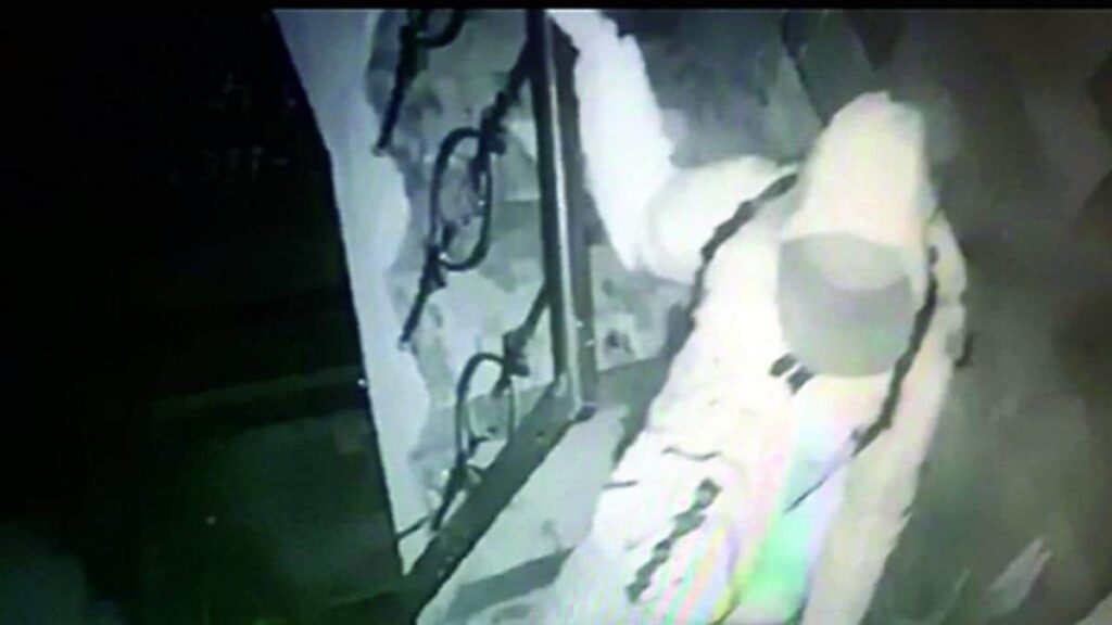 पीपीई किट पहनकर 13 करोड़ की चोरी, चोर का सीसीटीवी वीडियो मचा रहा है तहलका