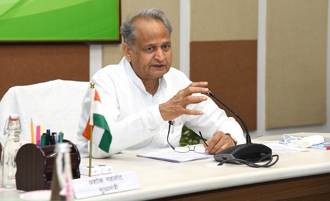 सीएम अशोक गहलोत ने किया ऐलान, पेट्रोल-डीजल पर वैट में दो प्रतिशत की होगी कमी Chief Minister Mr. Ashok Gehlot has given a big relief to the people from the increasing prices of petrol and diesel by reducing the rate