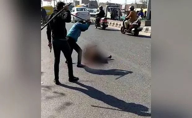 बीच सड़क पर कर दी अपने भाई की हत्या, तमाशबीन बन देखते रहे लोग