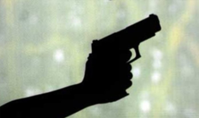 मां के सिर पर पिस्तौल तानना पड़ा भारी, पुलिस ने किया गिरफ्तार People have often been seen taking selfies with pistols. This is why a photo of a young man posing for a selfie has gone viral