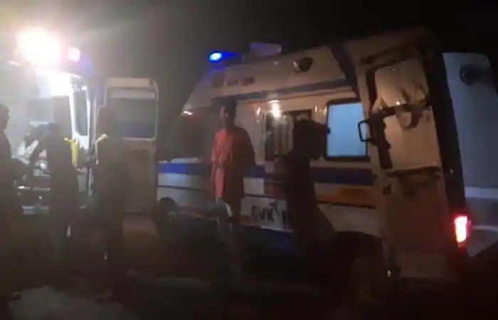 दर्दनाक हादसा: सूरत में डंपर चालक ने सड़क किनारे सो रहे 22 लोगों को रौंद डाला, 17 की मौत 17 people died in a tragic accident in Surat, Gujarat on Monday night. A dumper on Kim Road in Surat crushed 22 people, including a child,
