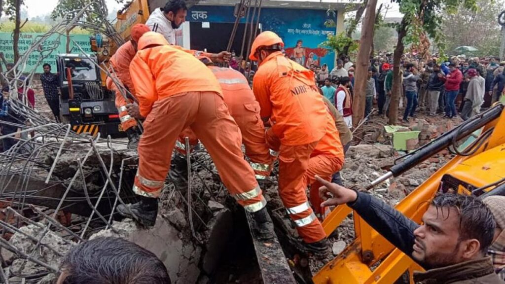 गाजियाबाद में श्मशान घाट भवन का छत गिरने से अबतक 23 लोगों की मौत,प्रशासन द्वारा राहत कार्य जारी