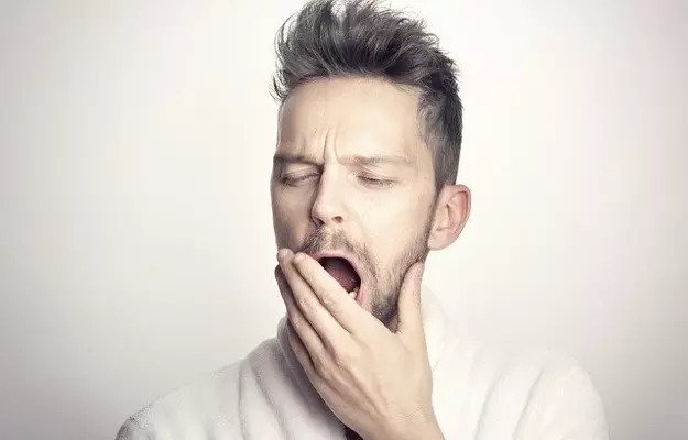 क्या आप भी जम्हाई आने की समस्या से है परेशान, यहां जाने इसका उपचार