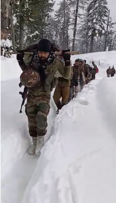 देश के जवानों के एक बार फिर पेश की मानवता की मिशाल, बर्फबारी में फंसी प्रसूता और नवजात बच्चे की बचाई जान