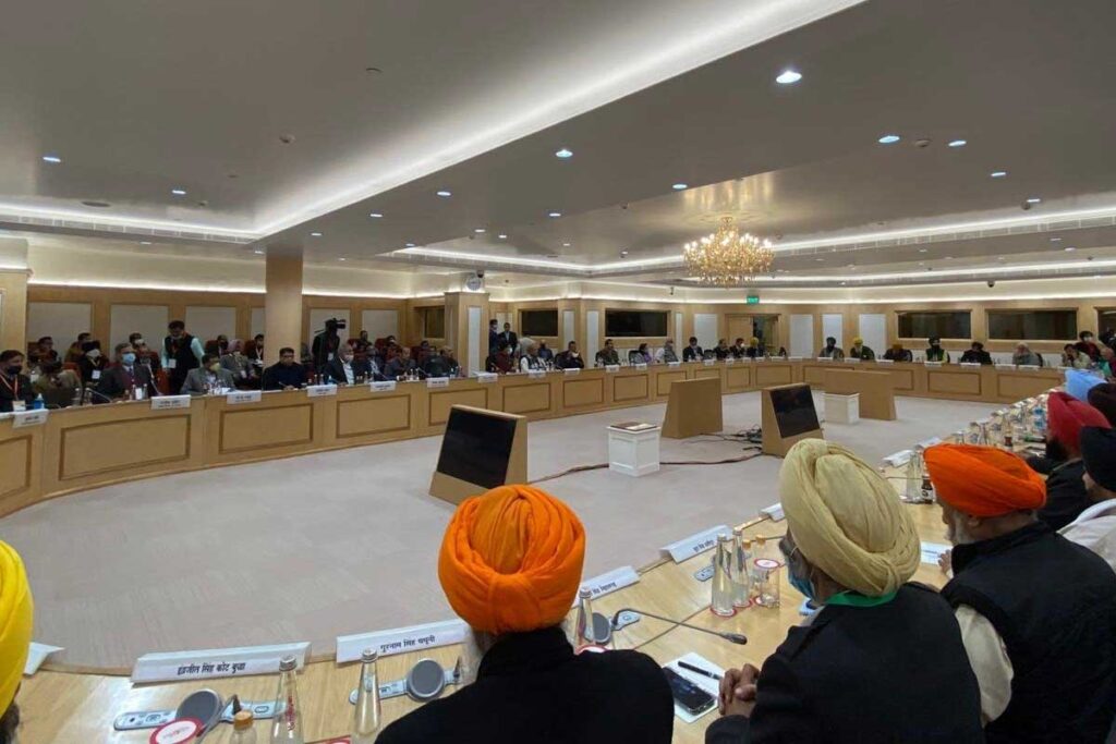किसानों और मोदी सरकार के तीन मंत्रियों के बीच आठवें दौर की वार्ता शुरू