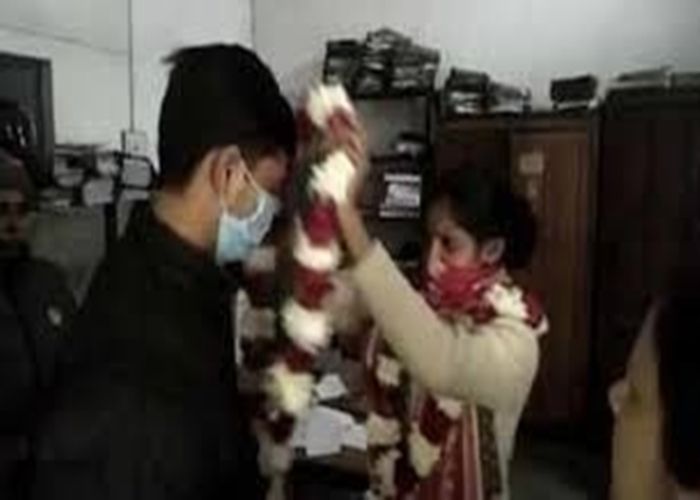 बुलंदशहर: लिव-इन में रह रहा था कांस्टेबल की पुलिस थाने में कराई गई शादी here a married couple living in a live-in relationship for more than three years was married in the SSP office of the district.