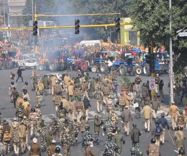 दिल्ली के लाल किले से मीना बाजार में घुसे प्रदर्शनकारी, कई पुलिसकर्मी चोटिल-ट्रैक्टर पलटने से किसान की मौत