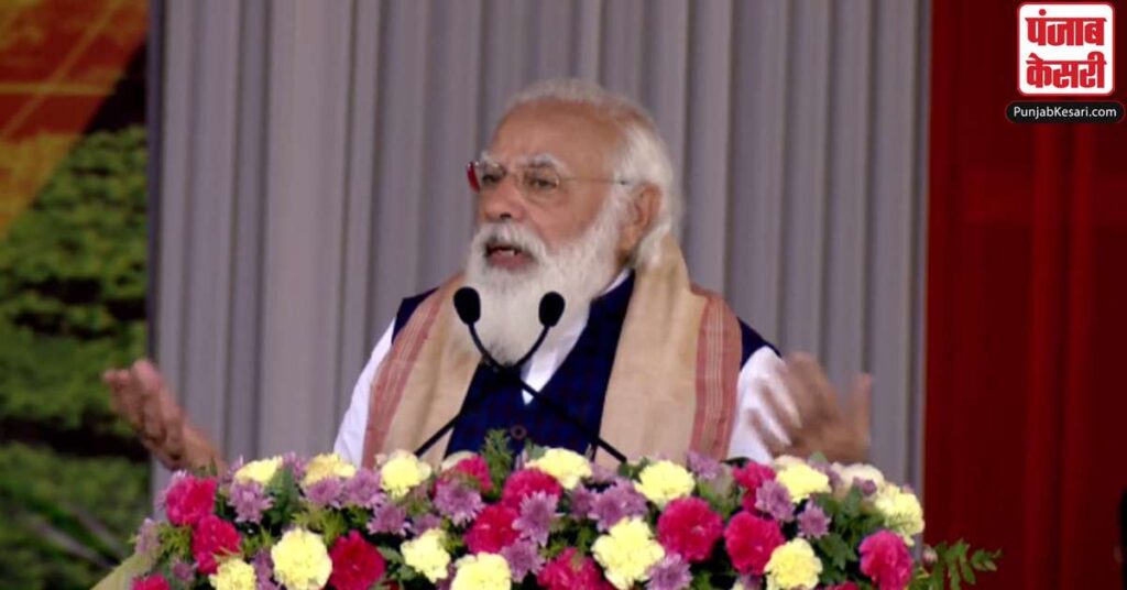 शिवसागर में बोले पीएम मोदी नें भूमिहीन लोगों के लिए वितरित किए 1.6 लाख भूमि पट्टा आवंटन प्रमाण पत्र Prime Minister Narendra Modi arrived in Assam on Saturday to mark the 125th birth anniversary of Netaji Subhash Chandra Bose