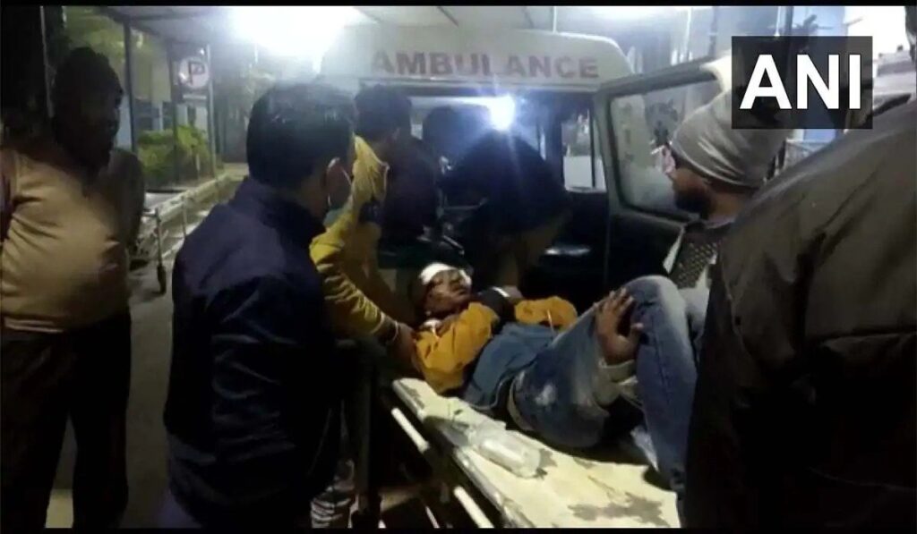 भीषण सड़क हादसा: घना कोहरा बना मौत का कारण, 13 लोंगो ने गंवाई अपनी जान 13 people have died in the horrific road accident in Jalpaiguri, West Bengal last night, while many people have been injured.