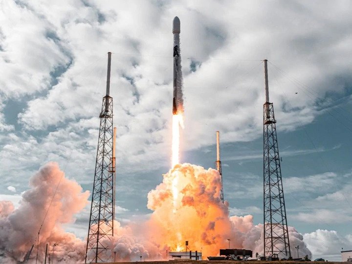 एलन मस्क की स्पेस एक्स ने एक साथ लॉन्च किए 143 सेटेलाइट्स.. Billionaire businessman Elon Musk has created a new record by launching 143 satellites in the space world, named SpaceX. Please tell that it was done