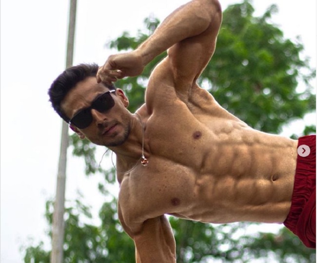 खुली जैकेट में टाइगर श्रॉफ के सिक्स पैक एब्स के साथ सॉन्ग कैसानोवा के लुक को किया शेयर