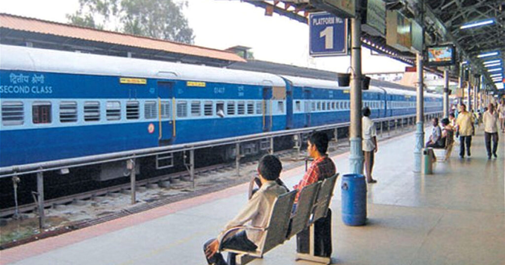 आखिर अपने निर्धारित समय से ट्रेन क्यों होती है देर, क्या आप जानते है? Often, whenever we are traveling somewhere, the train gets late, due to which sometimes we have to face a lot of problems.