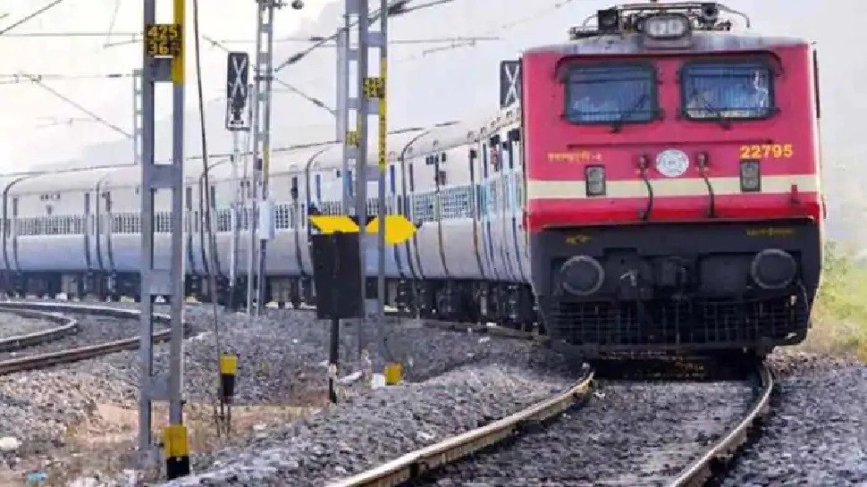 खुशखबरी: जल्द ही ट्रेनों में शुरू हो जाएगी IRCTC की ई-कैटरिंग सेवा Passengers traveling by train due to e-catering stopped in Corona epidemic suffered a lot, but now there is good news for them. Yes