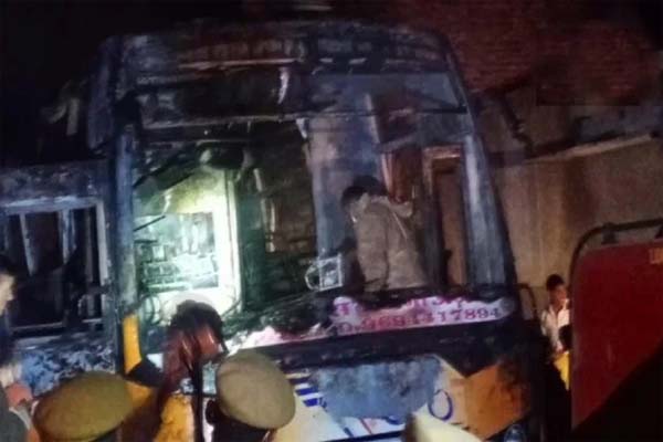 दर्दनाक हादसा: राजस्थान के हाइटेंशन तारों की चपेट में आई बस, 36 यात्री झुलसे A bus filled with passengers caught fire with an electric wire. In the incident in Maheshpura area of Jalore, where six passengers died,