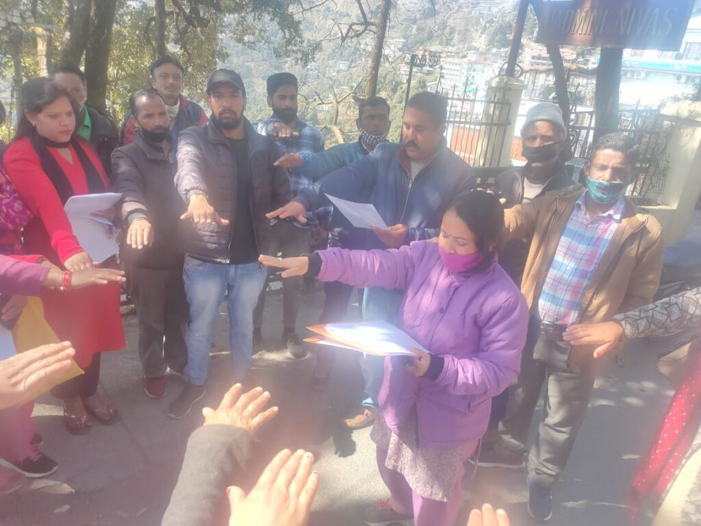 60 पटरी दुकानदारों को नगर पालिका परिषद किरण राणा एवं अरविंद शुक्ला ने अपने शहर को स्वच्छ रखने के लिए दिलाई शपथ Under the aegis of Swachh Bharat Mission under the aegis of Nagar Palika Parishad Mussoorie, Hildari, Keen, 60 track shopkeepers on