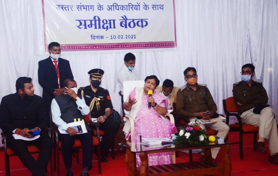 राज्यपाल सुश्री उइके ने अधिकारियों की बैठक ली और बस्तर के विकास पर की चर्चा